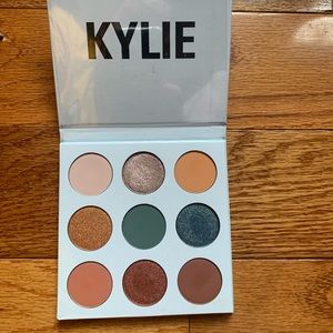 Kylie Cosmetics “The blue honey palette”